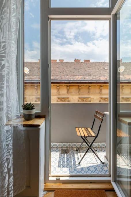 Elegant And Modern In The City Centre Budapeste Exterior foto